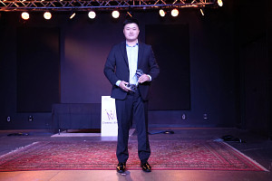 Peter Han from Super Global Mart holding award